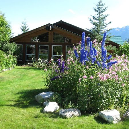 Whitewater Lodge Golden Exterior photo