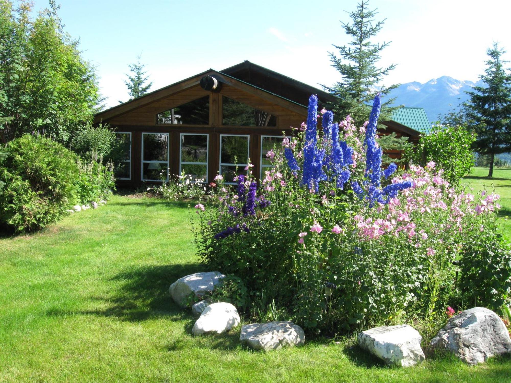 Whitewater Lodge Golden Exterior photo