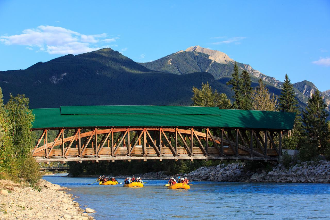 Whitewater Lodge Golden Exterior photo