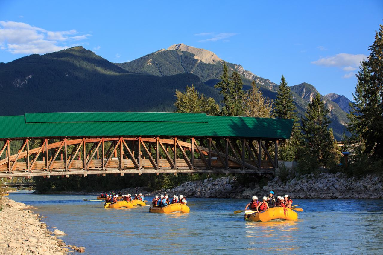 Whitewater Lodge Golden Exterior photo