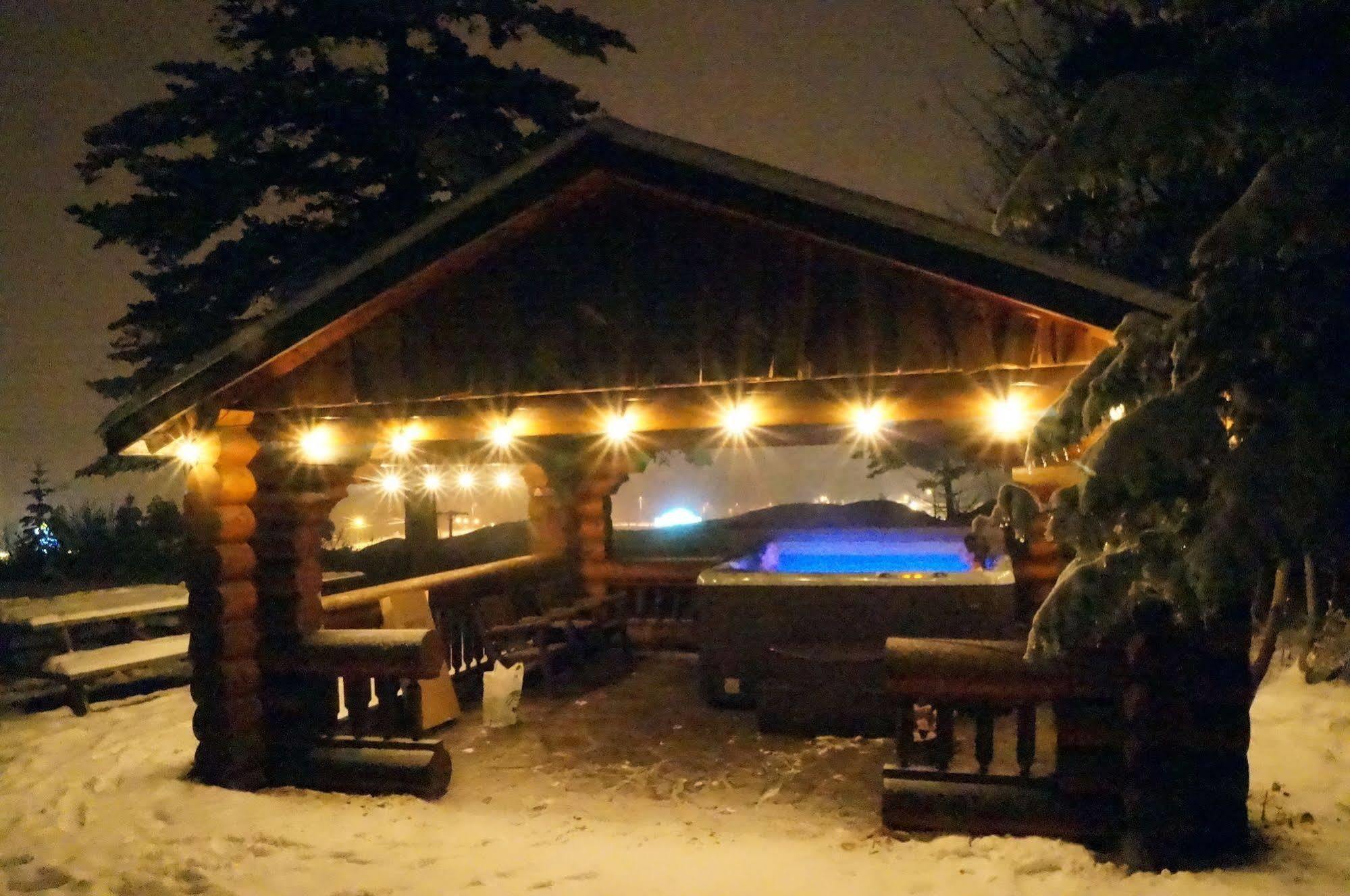 Whitewater Lodge Golden Exterior photo